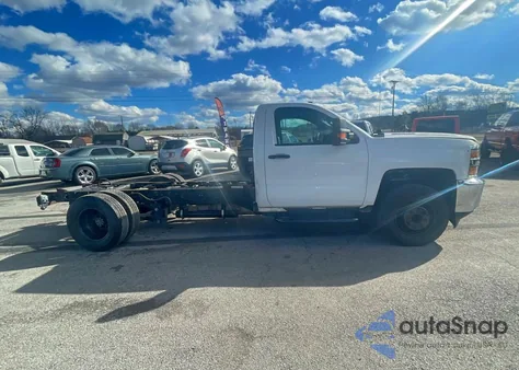 2015 Chevrolet Silverado C3500 z USA, uszkodzony, nr VIN 1GB3CYC86FF618017